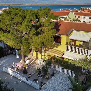Apartment Mara, Vir
