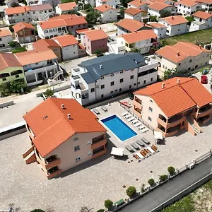 Apartment Lucky, Vir