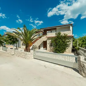 Apartment Lucica, Vir